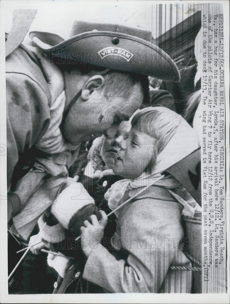 1965 Press Photo Lt Tom Sanders hugs his daughter Linda after arriving from Vietnam - Historic Images