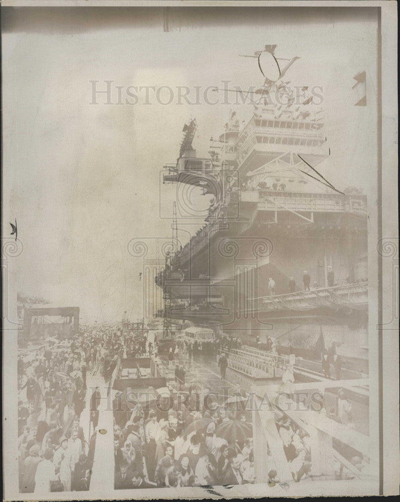 1965 Press Photo Thousands of friends &amp; families gather at the US Naval base - Historic Images