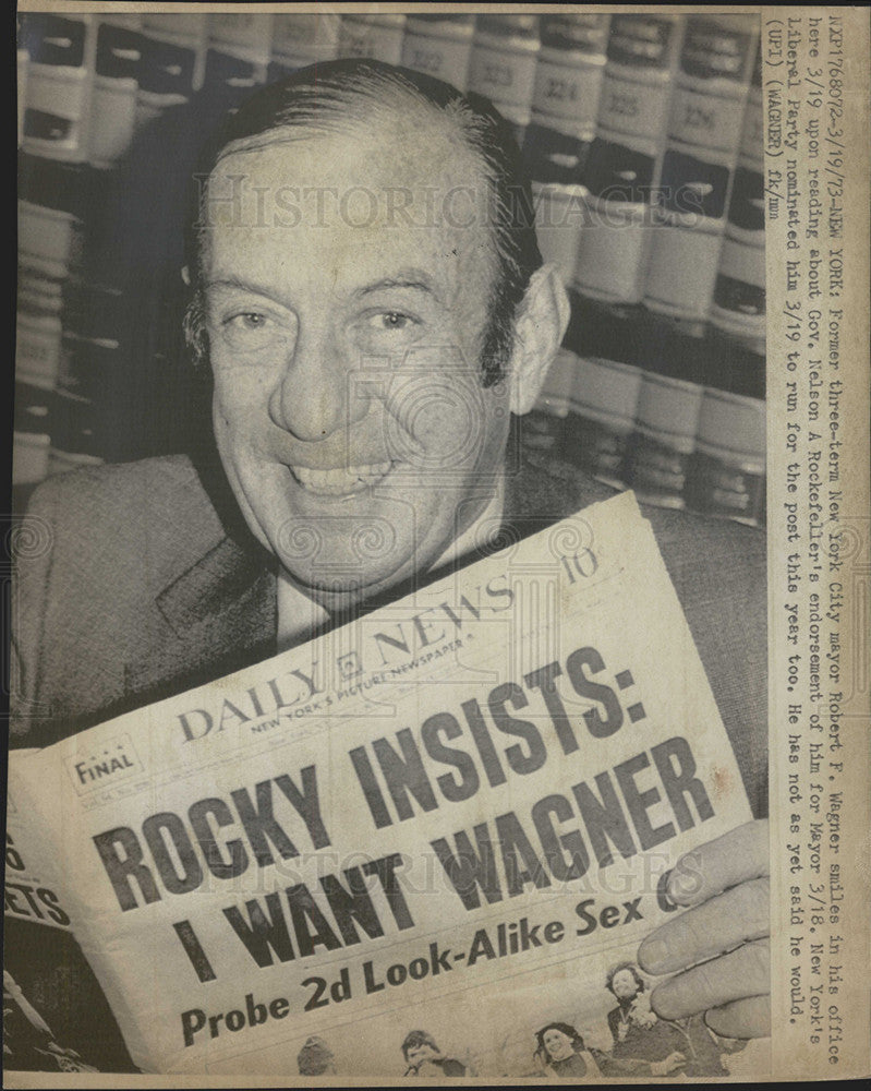 1973 Press Photo Former NYC mayor Robert Wagner reading newspaper article - Historic Images