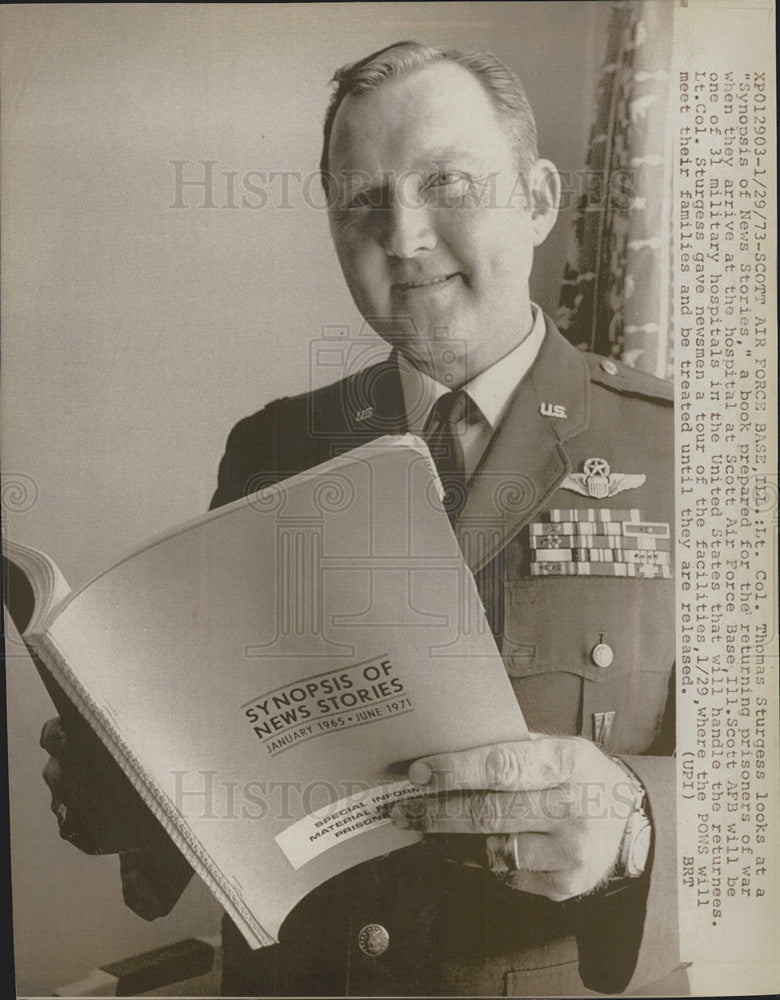 1973 Press Photo Lieutenant Colonel Thomas Sturgess Holding News Stories Book - Historic Images