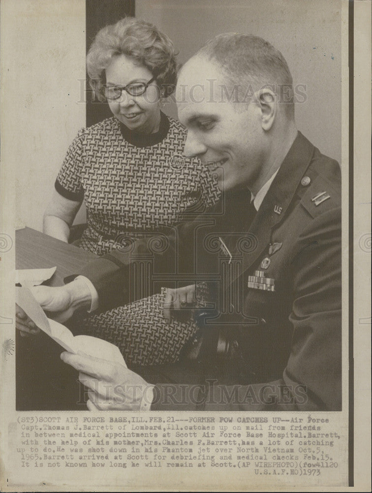 1973 Press Photo Captain Thomas Barrett With Mother Former Prisoner Of War - Historic Images