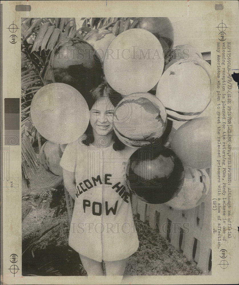 1973 Press Photo Pandy LeCasse Greeting Prisoners Of War Returning Philippines - Historic Images