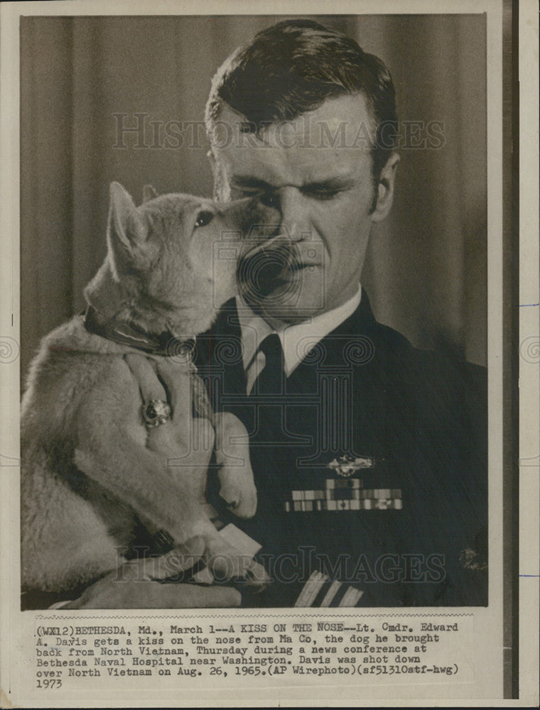 1973 Press Photo Lr Cmdr Edward Davis gets Kissed By Ma Co Dog From N Veitnam - Historic Images