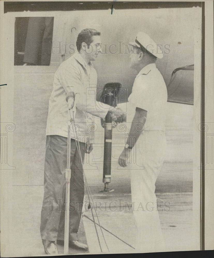 1973 Press Photo Lt Comdr Everett Alvarez Jr Longest Held Vietnam POW Greeted - Historic Images