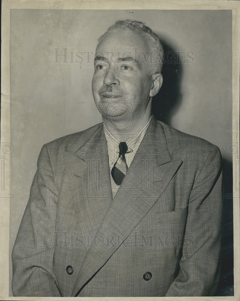 1949 Press Photo Cornelius Vanderbilt Jr At Drake Hotel Press Conference - Historic Images