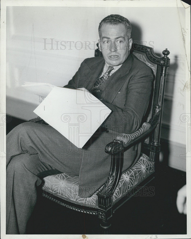 1936 Press Photo Cornelius Vanderbilt Jr Holding Papers Seated In Chair - Historic Images