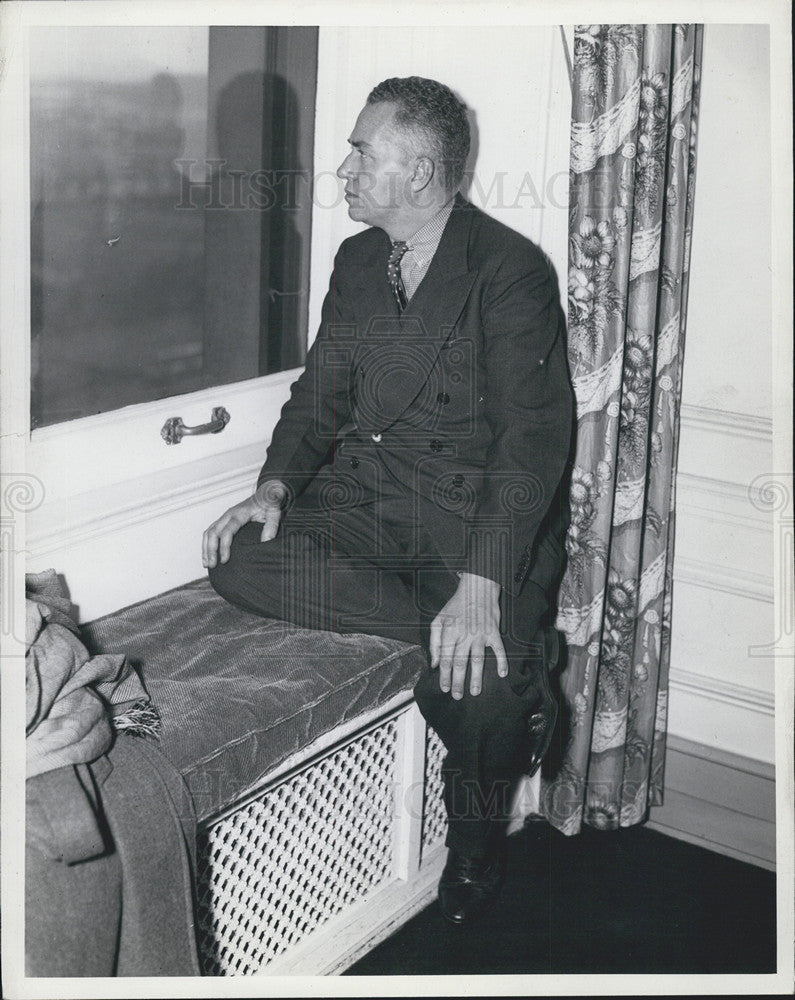 1936 Press Photo Cornelius Vanderbilt Jr Seated At Window Seat - Historic Images