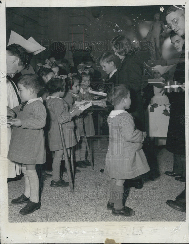 1946 Press Photo Prince Vittorio Princess Maria Hand Out Presents To Children - Historic Images