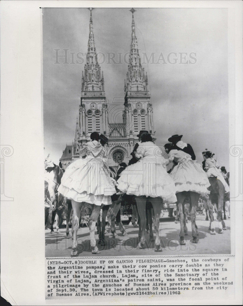 1962 Press Photo Gauchos in front the Lujan Church, Buenos Aires Argentina - Historic Images