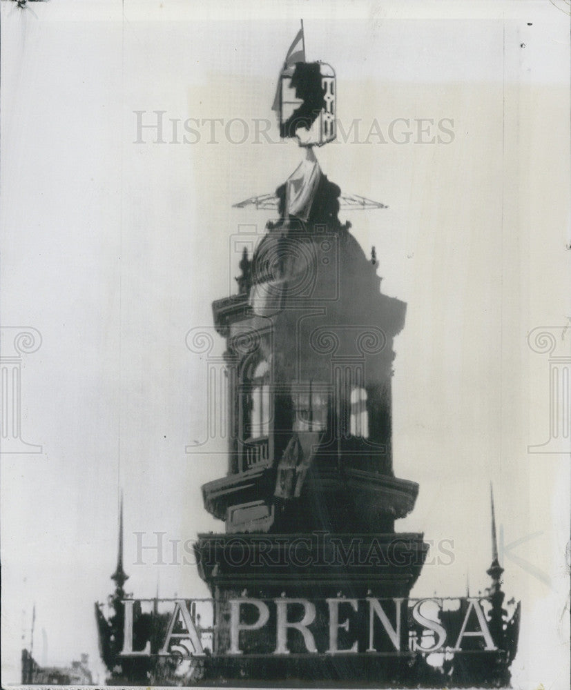 1955 Press Photo  Demonstrators placed Argentine flag over La Prensa newspaper - Historic Images