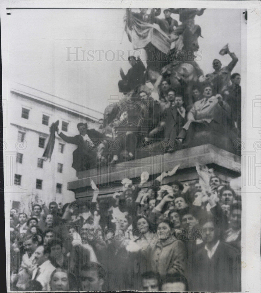 1955 Press Photo Argentine Workers Strike Climbing Manuel Belgrano Statue - Historic Images