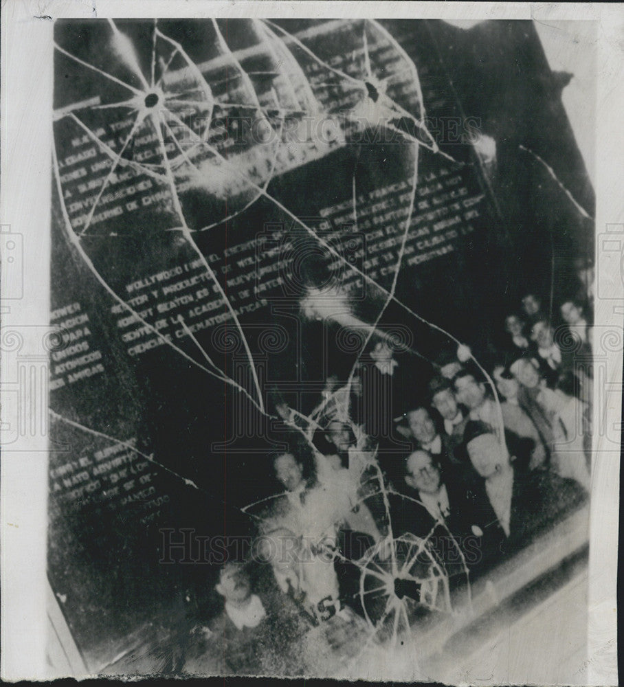 1955 Press Photo Broken Newspaper Window Buenos Aires Catholic Procession - Historic Images