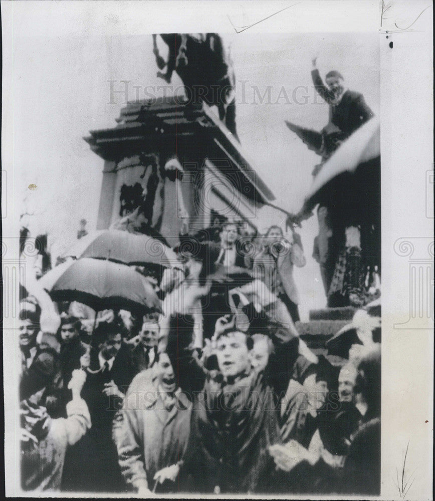 1955 Press Photo Argentinians Celebrating Fall Of Peron Government Buenos Aires - Historic Images