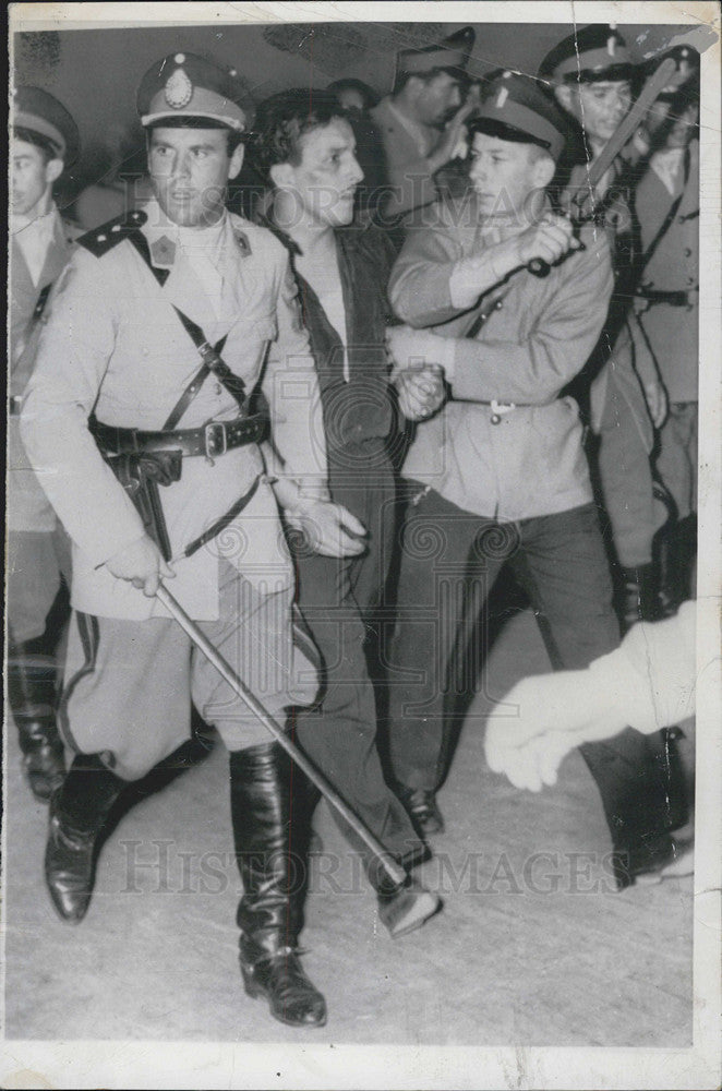 1956 Press Photo Peronista About To Be Hit By Cops With Baton In Buenos Aires - Historic Images