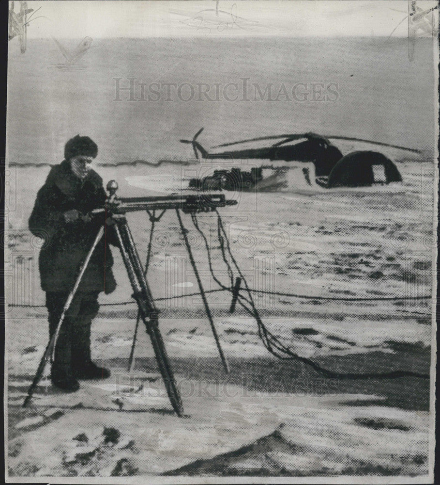 1954 Press Photo Soviet scientist doing research near the North Pole. - Historic Images