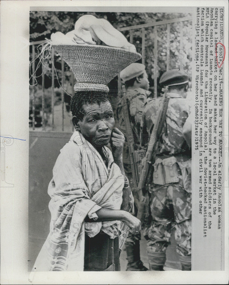 1975 Press Photo Elderly Angolan Making Her Way To Luanda Market-Basket On Head - Historic Images