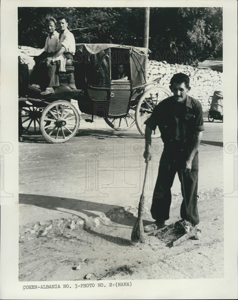 1964 Press Photo Cohen Albania-Horse Powered Hansom - Historic Images