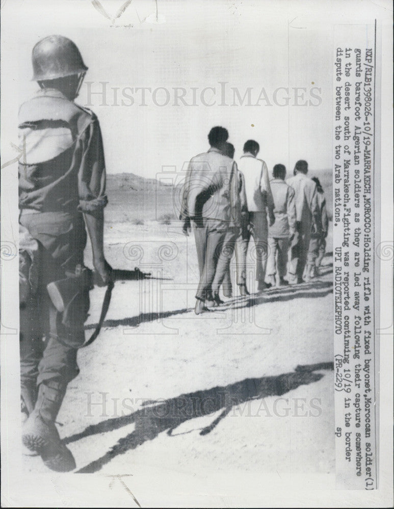 1963 Press Photo Moroccan Soldier Guarding Captured Algerian Soldiers Marrakech - Historic Images