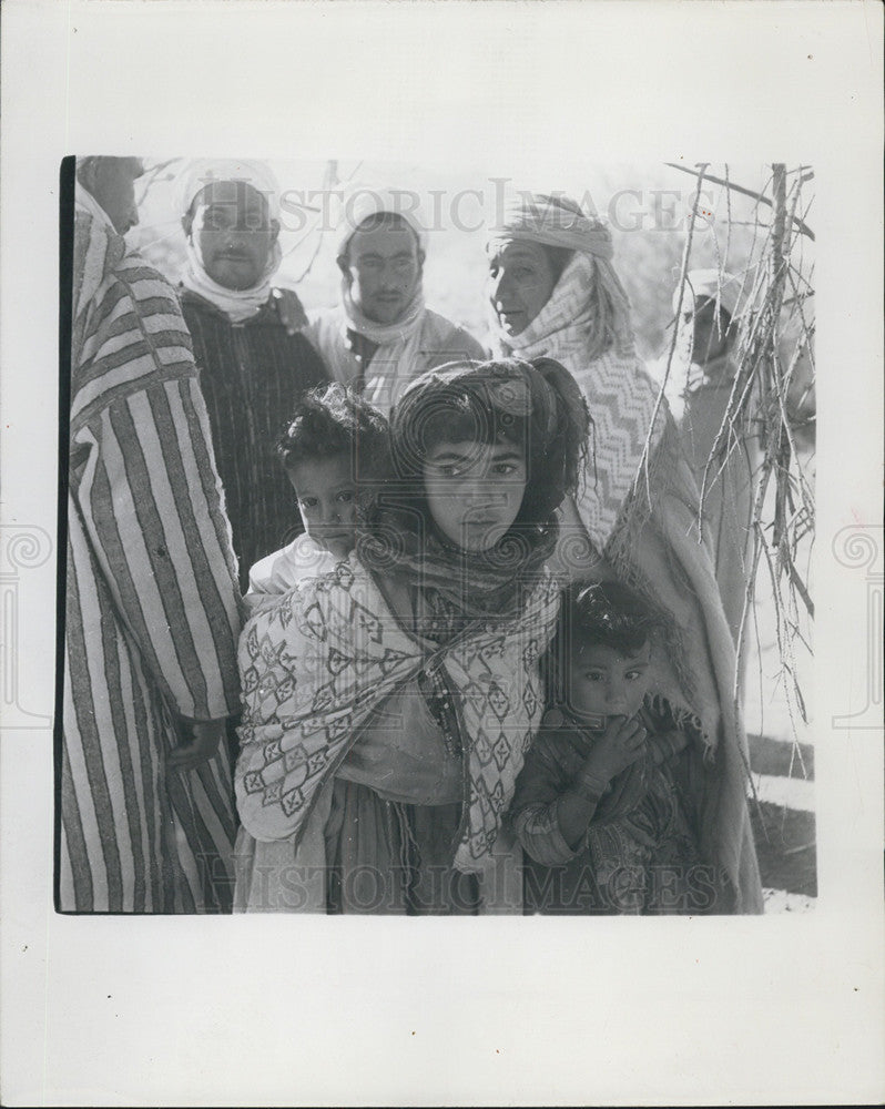 1957 Press Photo Algerian Civilians At Aid Camp Children - Historic Images