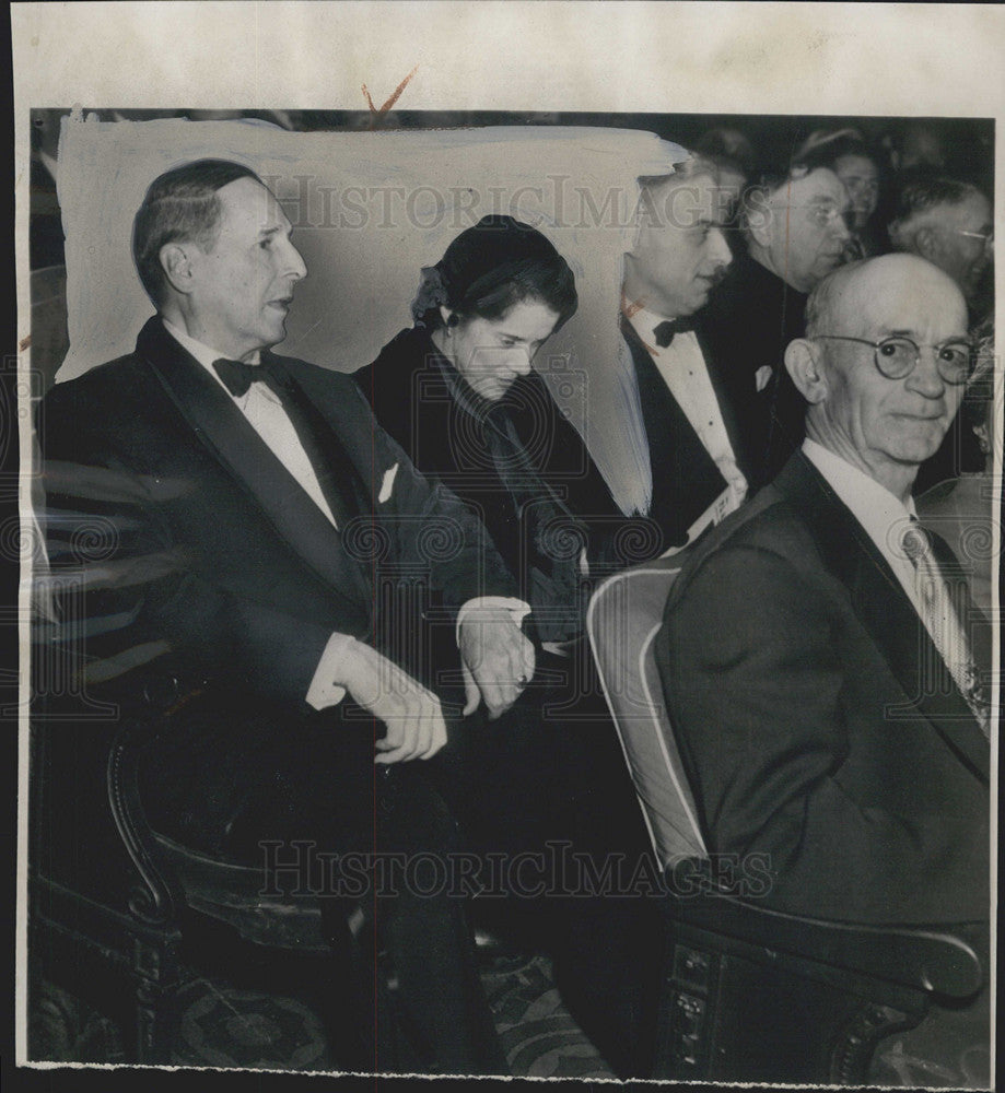 1951 Press Photo Gen. &amp; Mrs. MacArthur at the &quot;South Pacific&quot; musical in NY - Historic Images