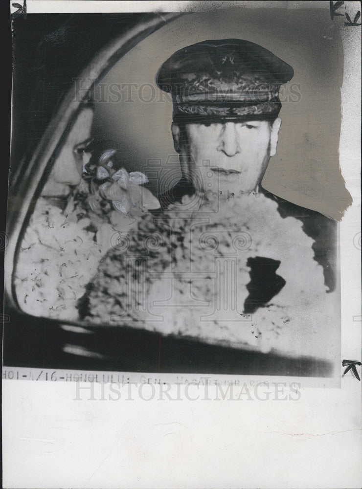 1951 Press Photo General MacArthur presenting a Lei to his wife - Historic Images