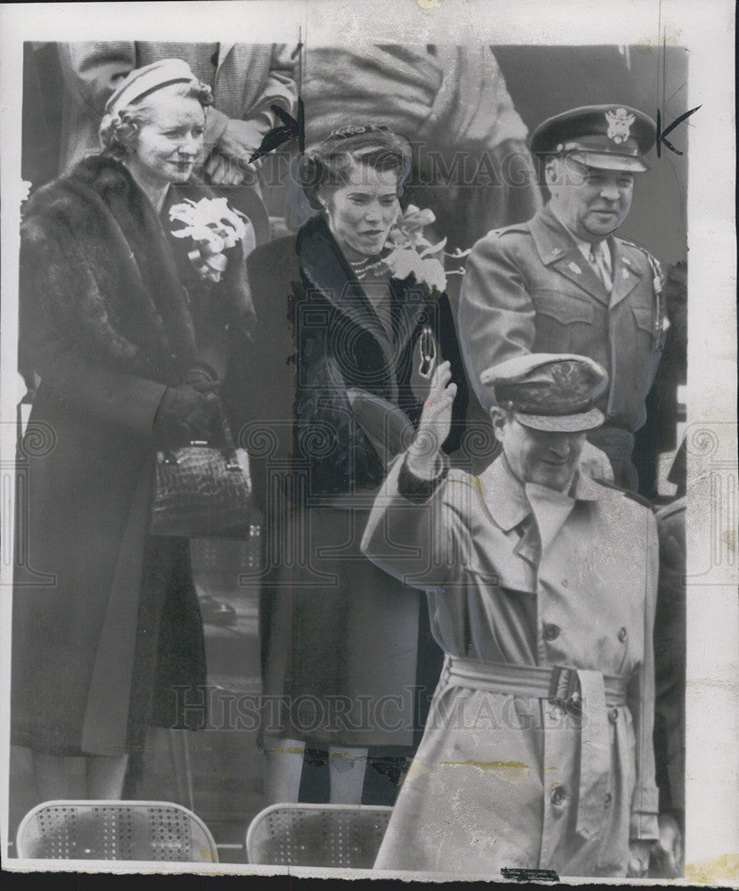 1951 Press Photo General MacArthur waves at the Loyalty Day Parade - Historic Images