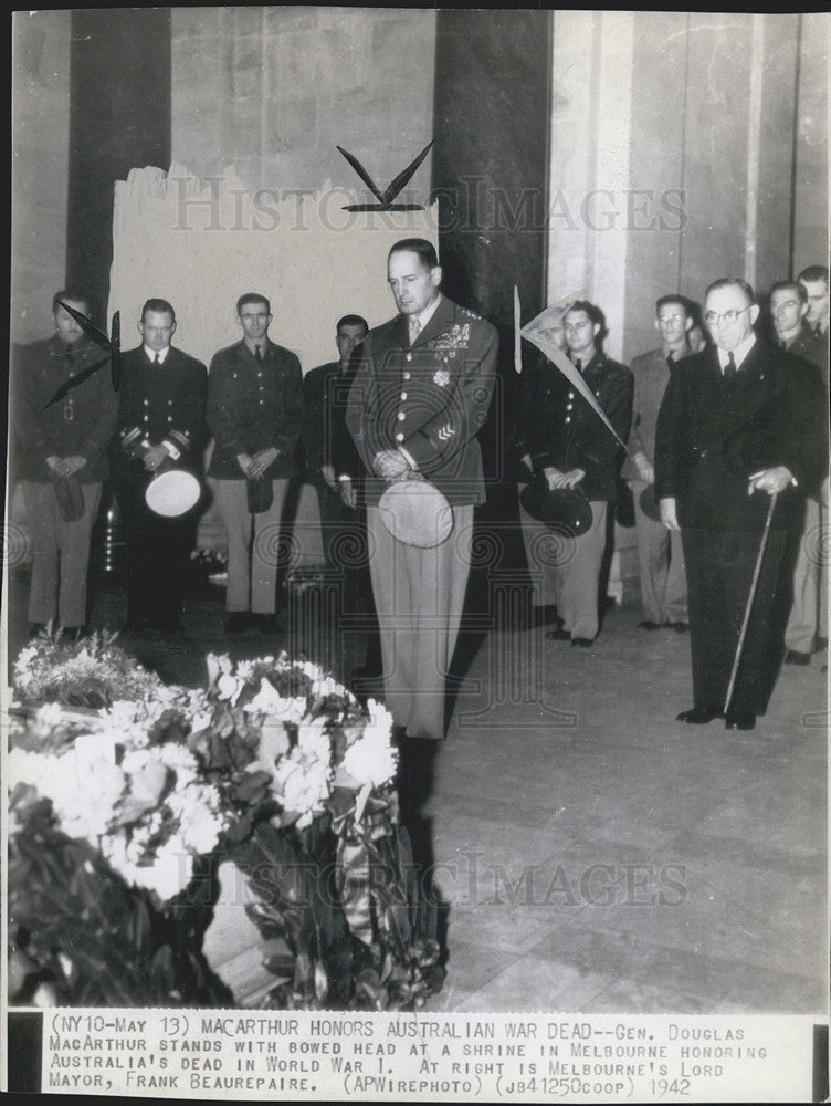 1942 Press Photo Gen. Douglas MacArthur honors Australian War dead - Historic Images