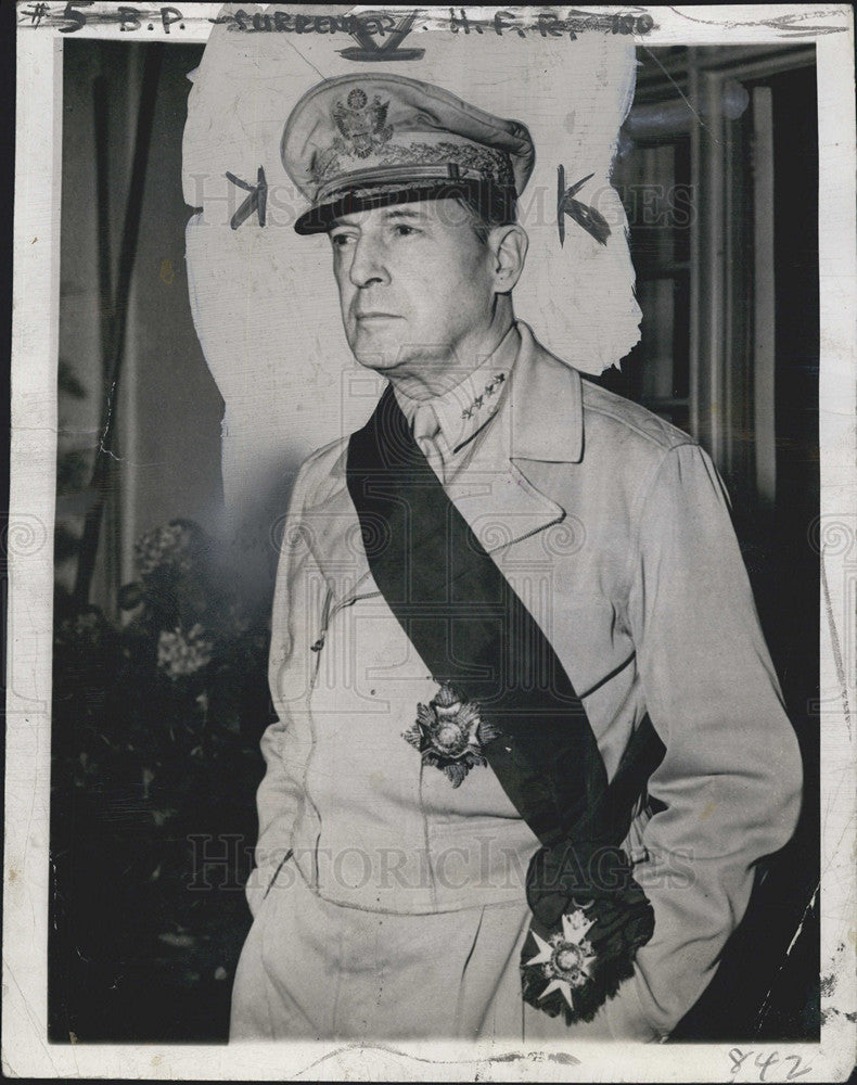 1944 Press Photo Gen Douglas MacArthur Wears Knight Grand Cross-Order Of Bath - Historic Images