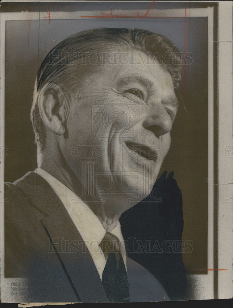 1968 Press Photo Looking Up At Ronald Reagan Grinning And Speaking - Historic Images