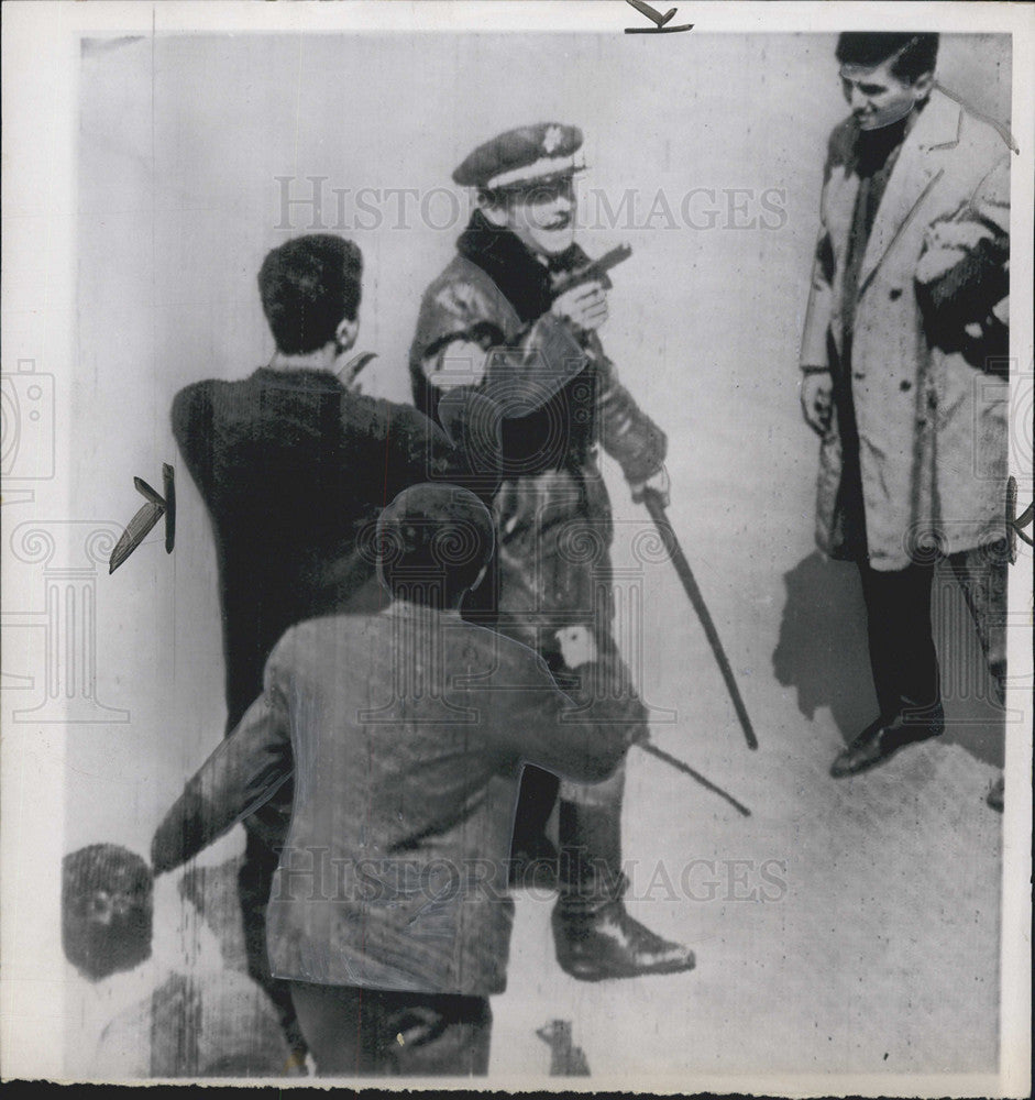 1960 Press Photo Rioters Have Gun Pointed At Them in Istanbul Over Premier Adnan - Historic Images