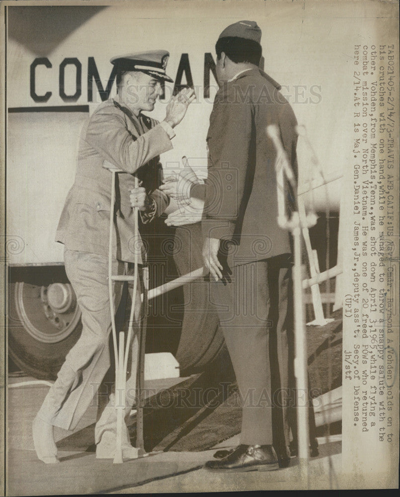 1973 Press Photo Navy Commander Raymond Vohden Return Travis Air Force Base - Historic Images