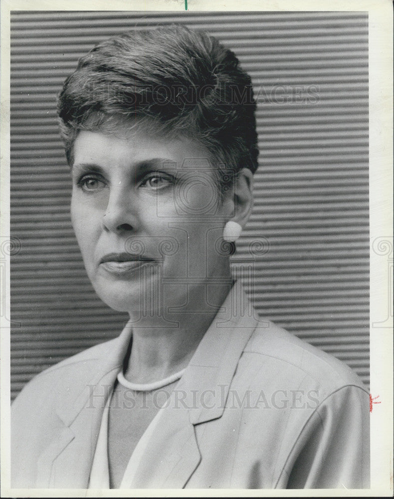 1984 Press Photo Claudia Voisard With Mock Male Hair-DuPage Univ Women&#39;s Program - Historic Images