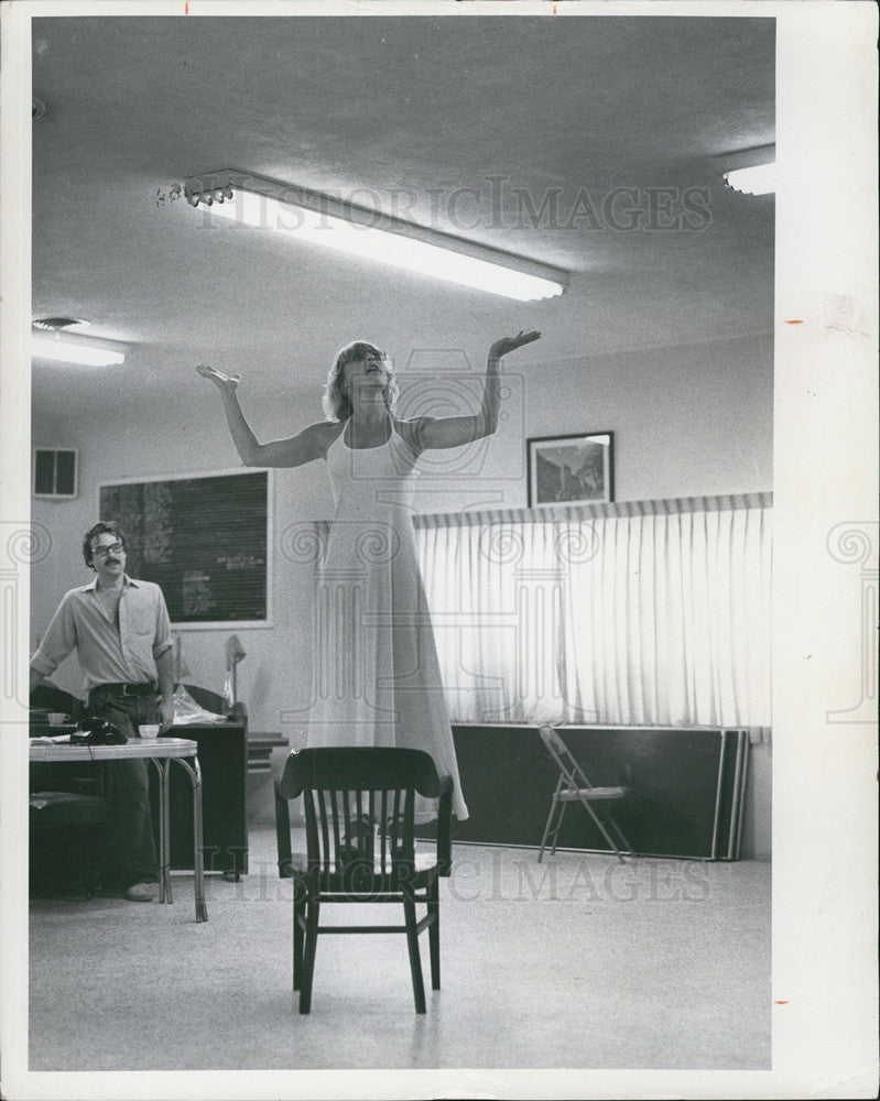 1973 Press Photo Shot In The Dark Play Elke Sommer Showboat Dinner Theatre - Historic Images