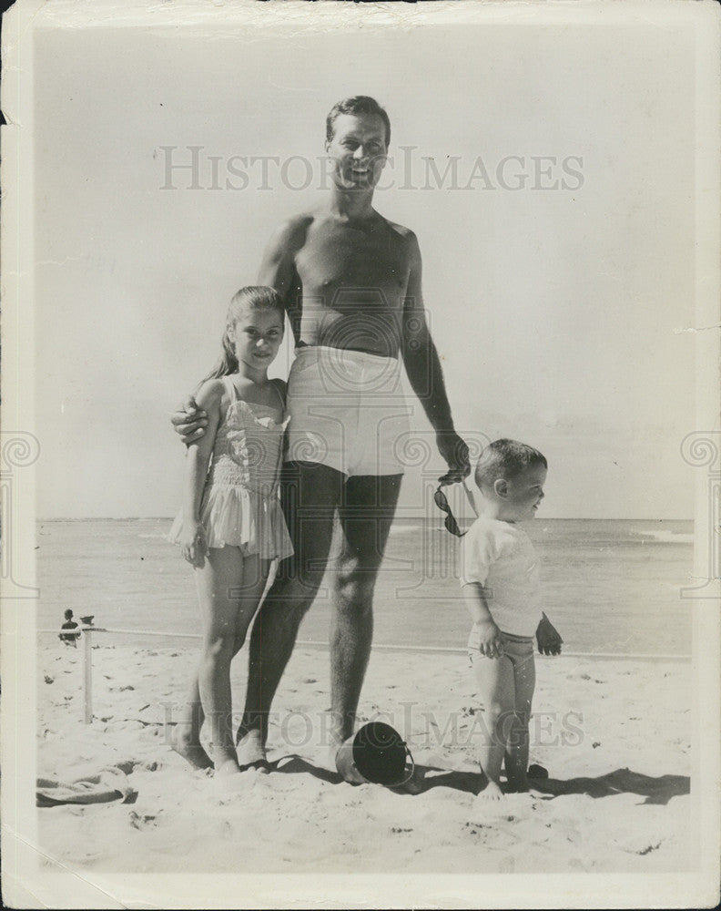 Press Photo Man With Son And Daughter On Beach White Clothes - Historic Images