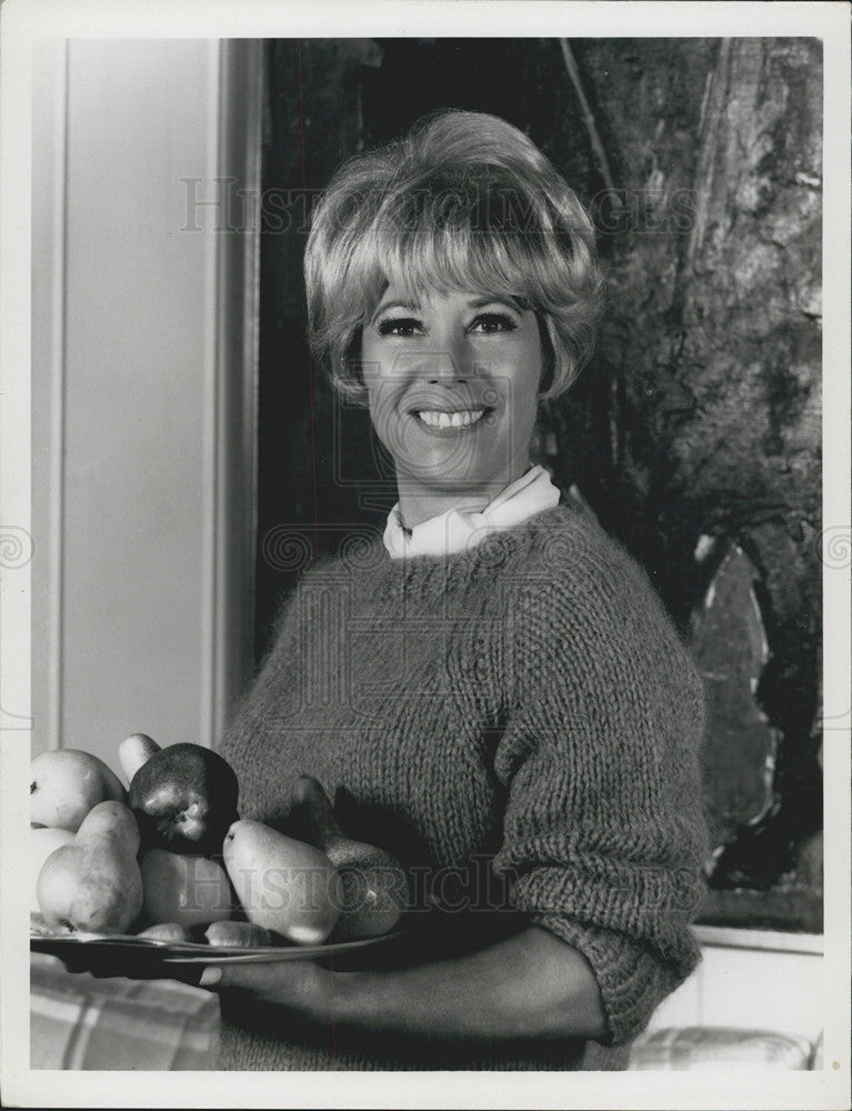 1967 Press Photo Television Hostess Dinah Shore Carrying Fruit Vegetable Tray - Historic Images