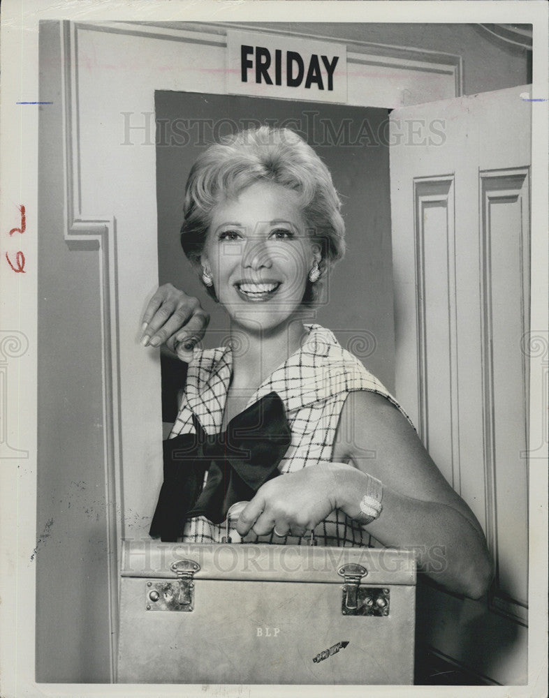 1961 Press Photo Television Actress Dinah Shore Carrying Box Portrait - Historic Images