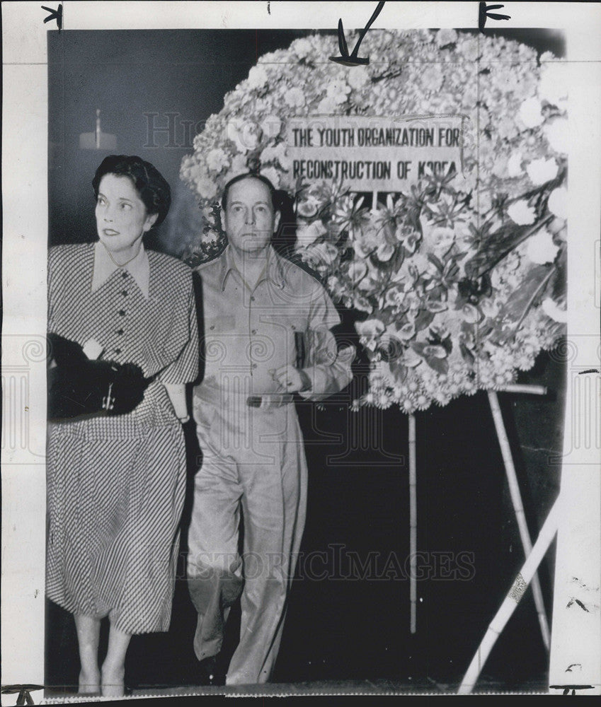 1947 Press Photo Gen. Douglas MacArthur &amp;  Wife At Funeral for George Atcheson - Historic Images