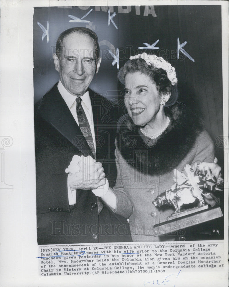 1963 Press Photo Gen Douglas MacArthur and Wife Columbia College Luncheon - Historic Images