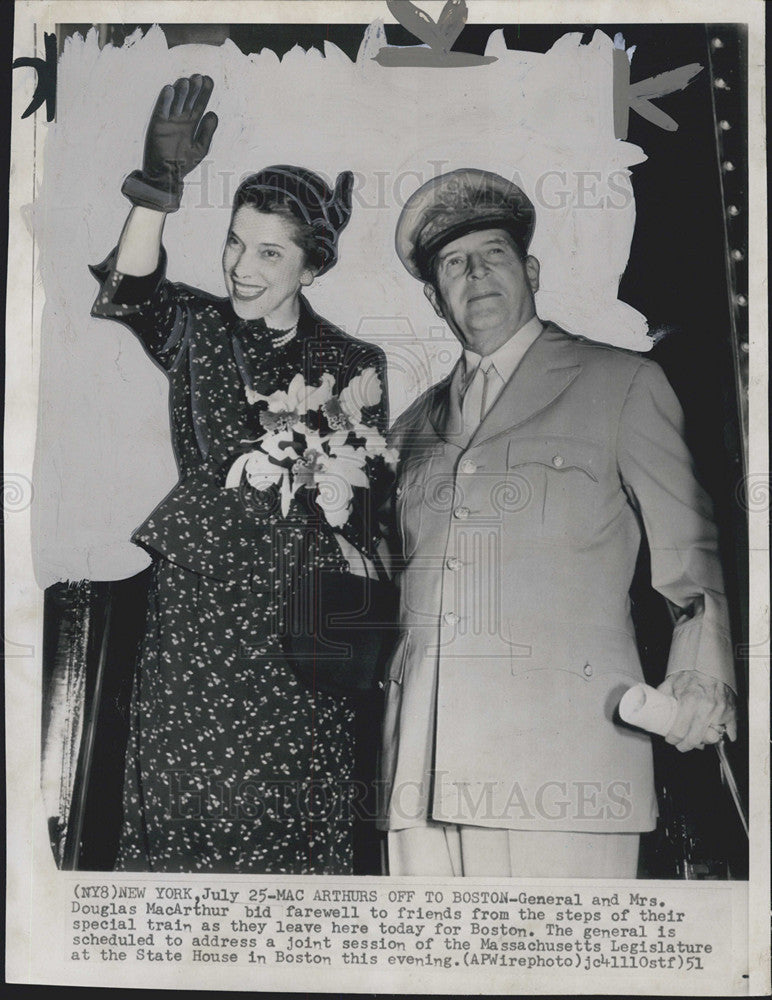 1971 Press Photo Gen MacArthur and Wife Bid Friends Farewell in Boston - Historic Images