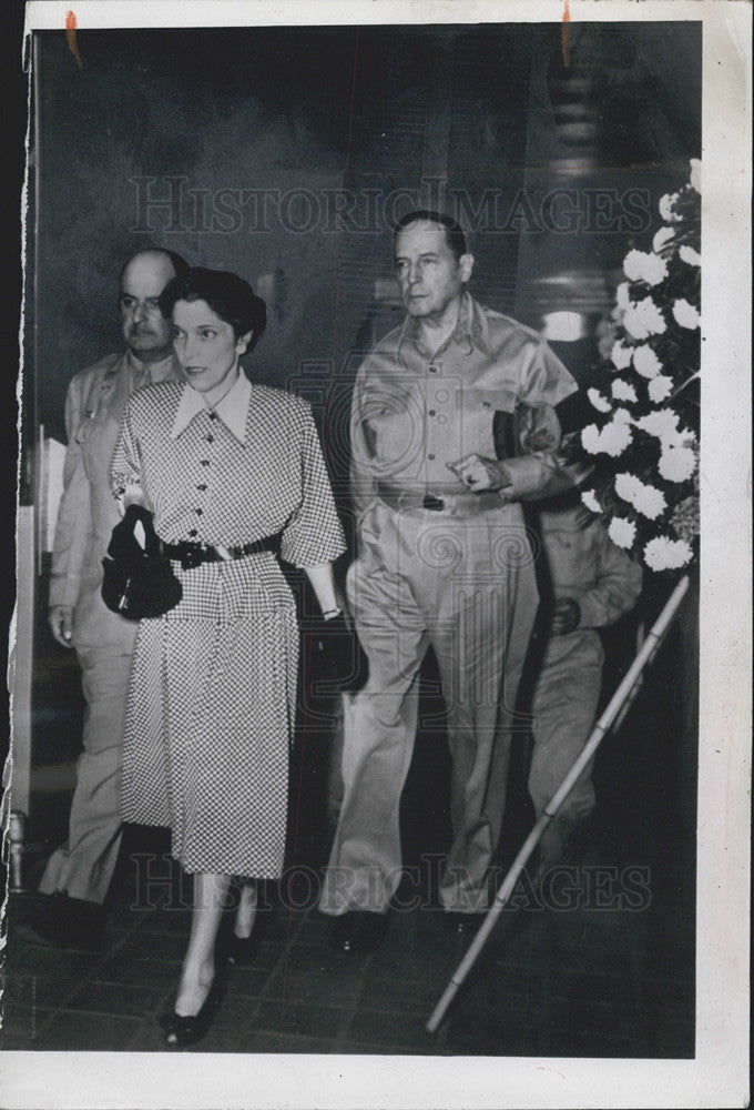 1951 Press Photo General Douglas MacArthur With Wife In Tokyo - Historic Images