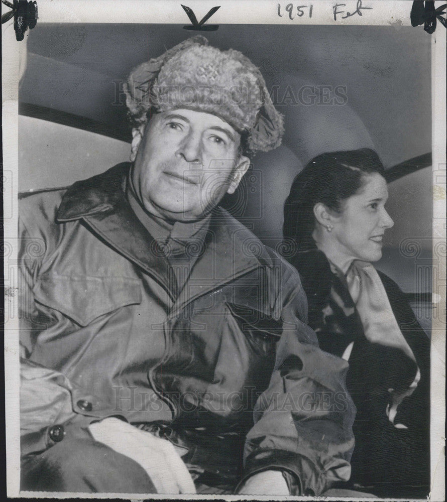 1951 Press Photo General Douglas MacArthur With Wife Tokyo Car At Airport - Historic Images