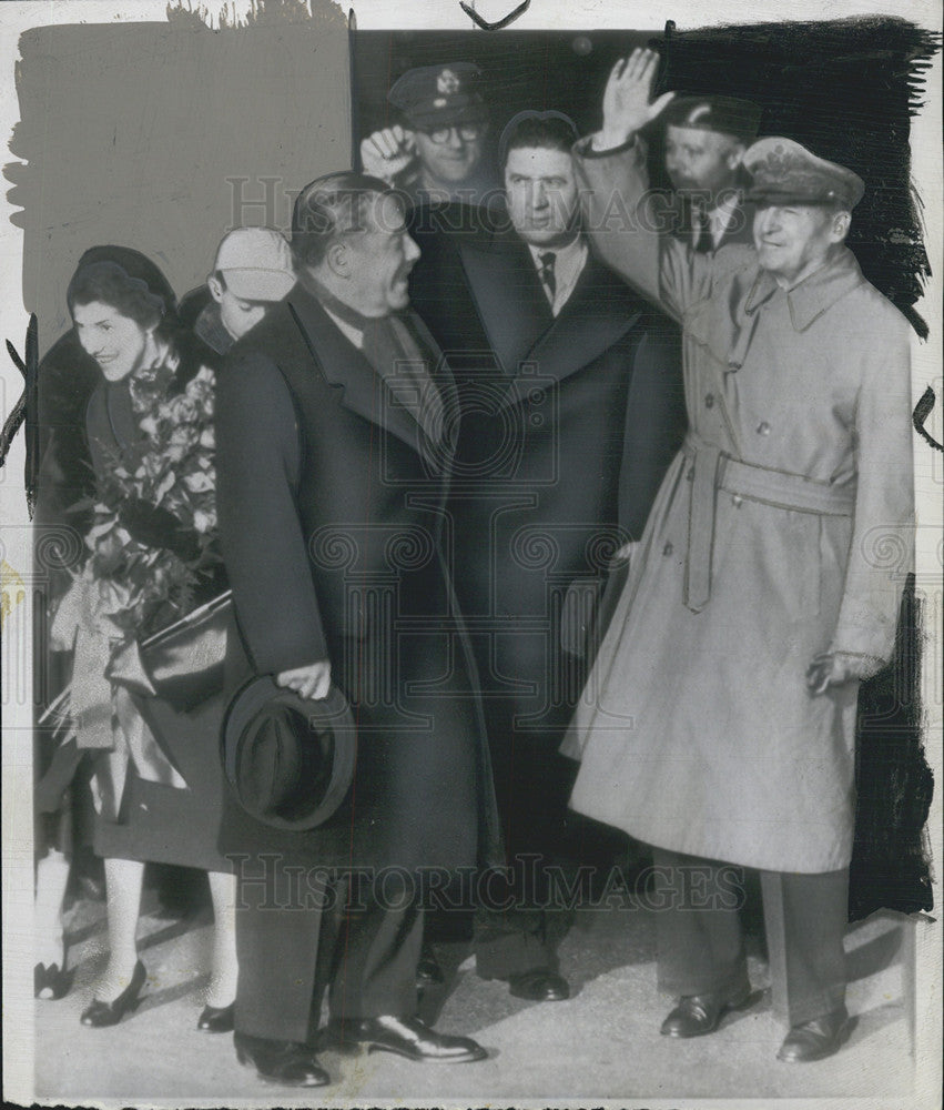 1951 Press Photo General Douglas MacArthur Wife Arrive Idlewild Airport - Historic Images