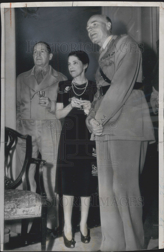 1946 Press Photo General Douglas MacArthur With Wife British Haison Officer - Historic Images