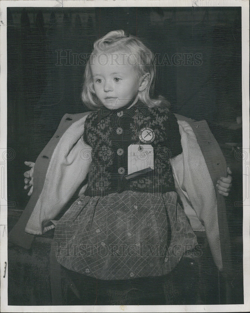 1950 Press Photo 2 1/2 Year Old Displaced Ukranian Girl Arrived Off US Navy - Historic Images