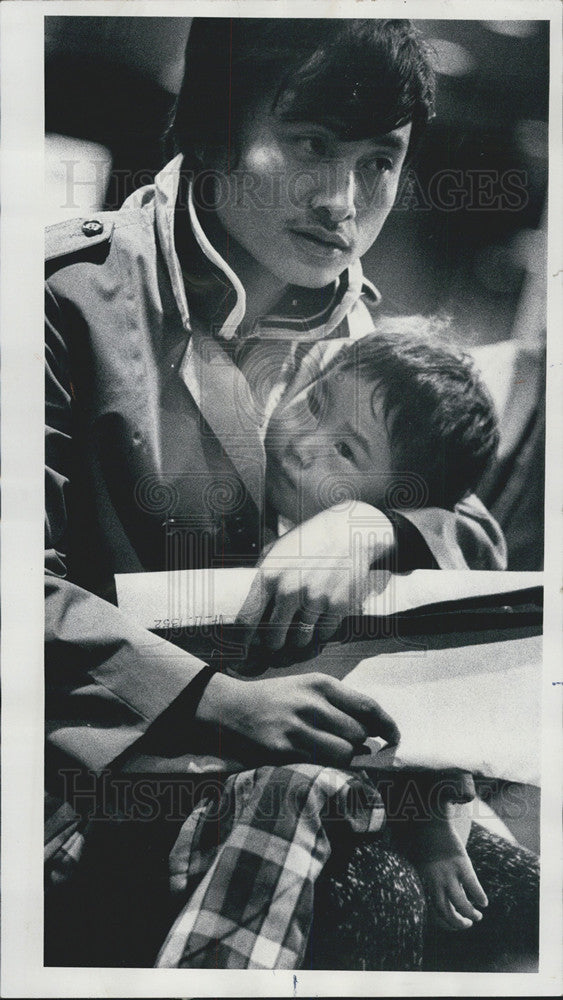 1976 Press PhotoFather Holds Son In O&#39;Hare Airport-Loatian Refugees in Chicago - Historic Images