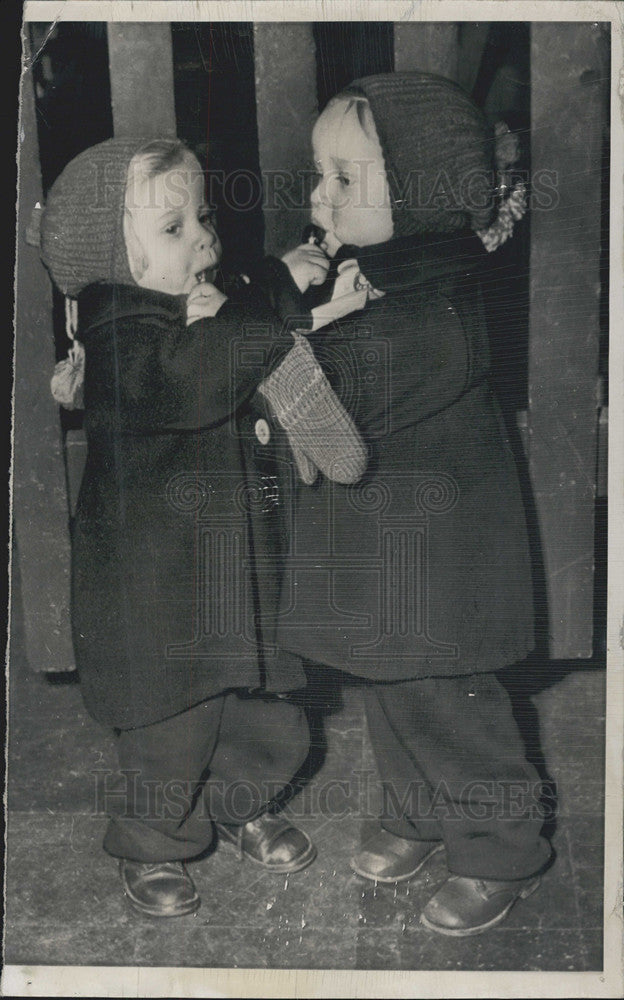 1952 Press Photo German Twin Refugee Toddlers Share Each Others Lollipops In NY - Historic Images