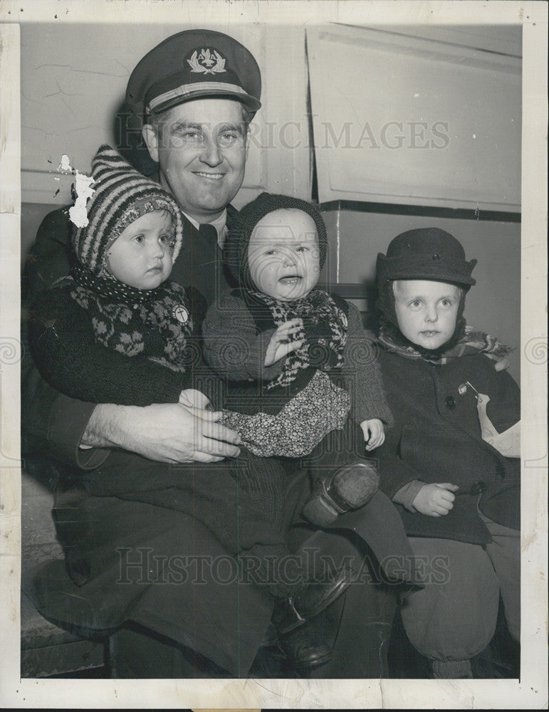 1949 Press Photo Capt John McGeoghehan Holds Displaced Children From Germany - Historic Images