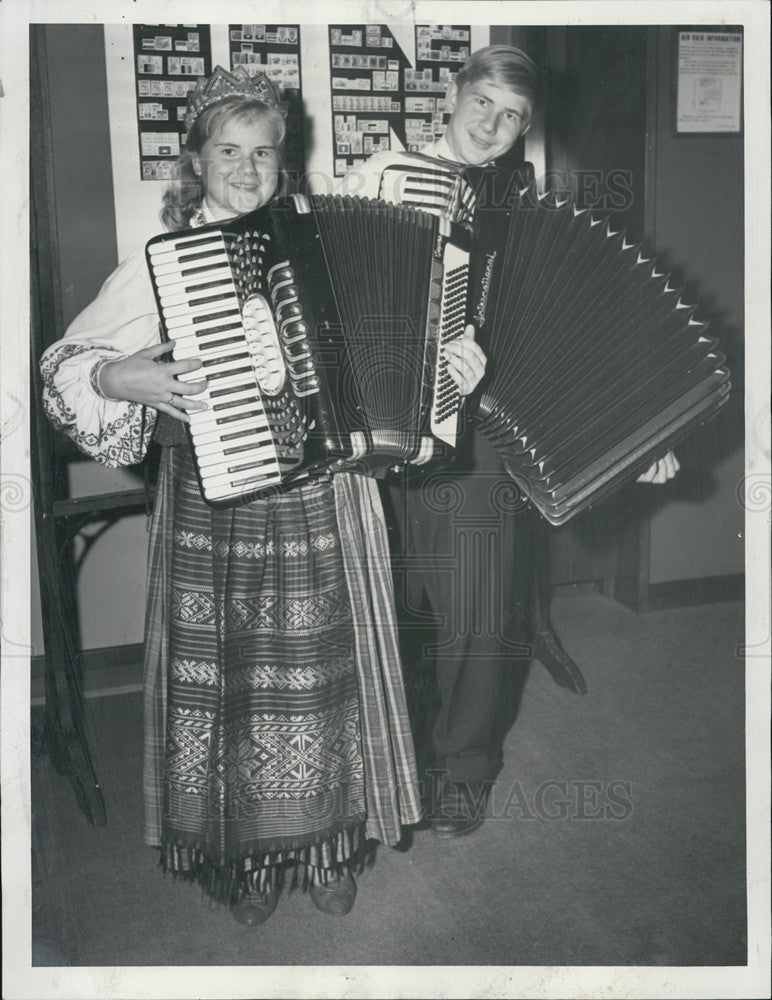 1960 Press Photo Lithuanian Children Refugees Playing Instruments Chicago - Historic Images