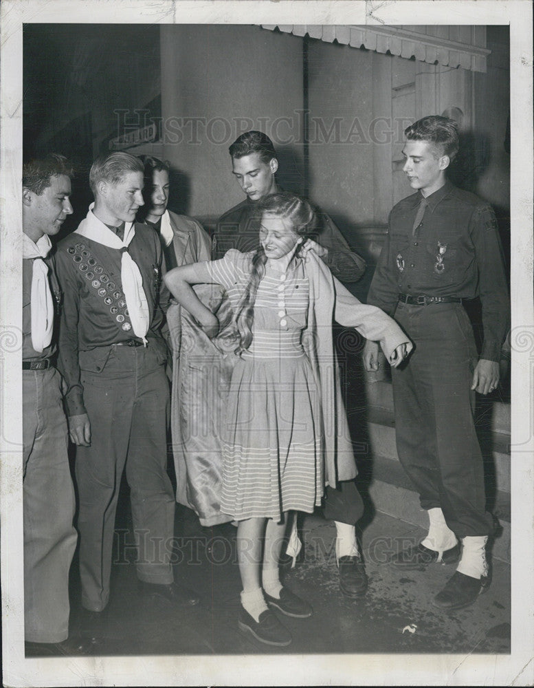 1950 Press Photo Latvian Girl Refugee Taken To Movies By Boy Scouts Washington - Historic Images