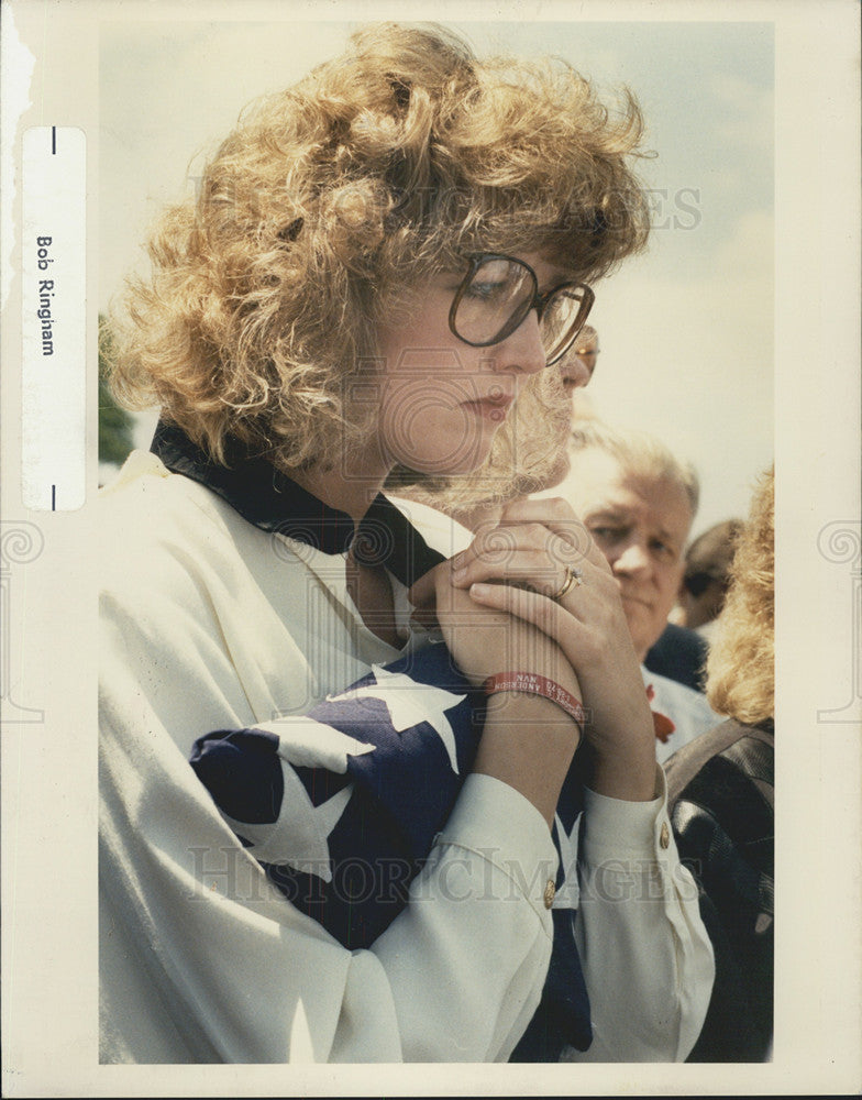 1993 Press Photo Kristin Seitz Holding American Flag From Father&#39;s Coffin - Historic Images